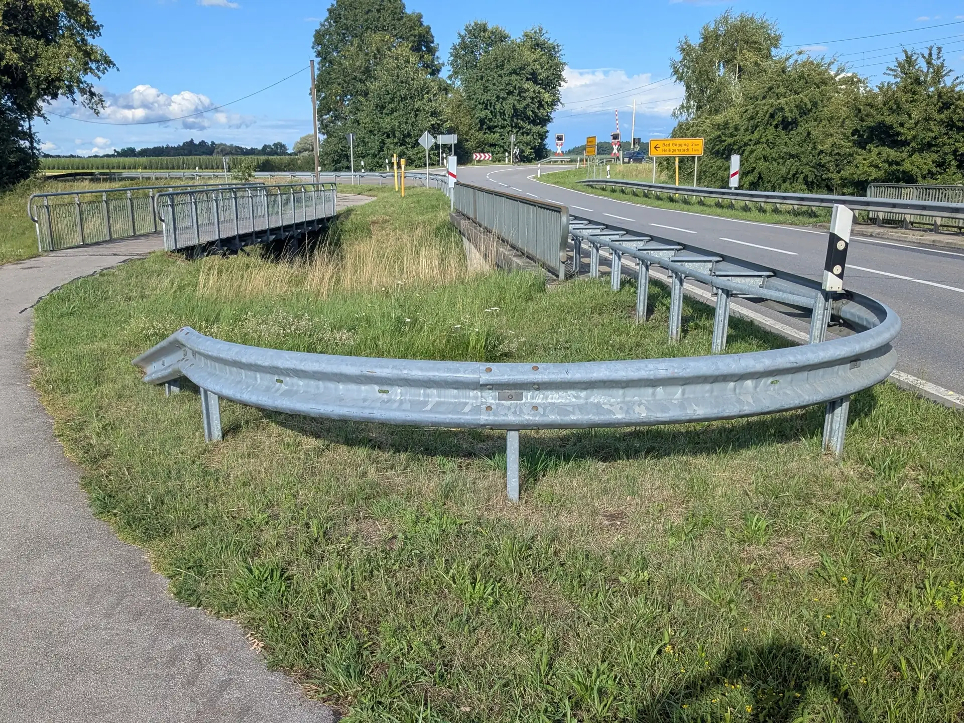 Staatsstraße mit Leitplanke und begleitendem Grünland im Untersuchungsgebiet bei Neustadt a. d. Donau